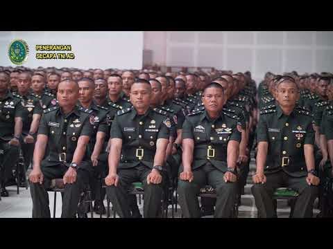 Sivitas Akademika dan Barisan Siswa Diktukpa di Gedung Soedirman