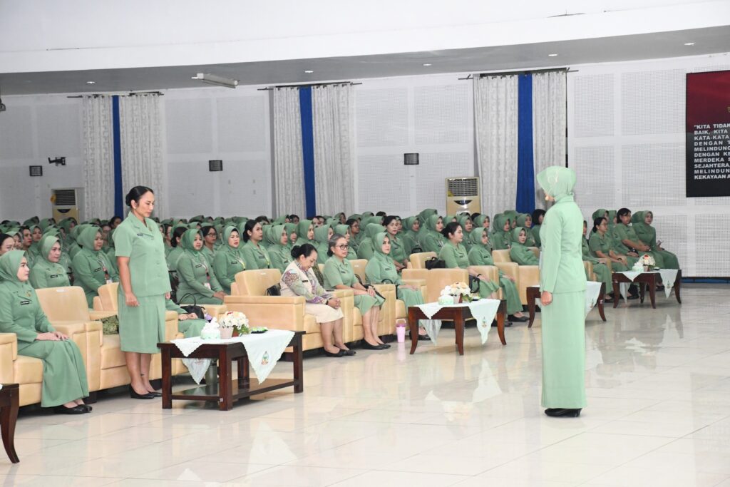 PEMBEKALAN KEPADA IKATAN ISTRI PERWIRA DIKTUKPA TNI AD GELOMBANG I TA 2026 OLEH KETUA UMUM PERSIT KARTIKA CHANDRA KIRANA NY. ULI SIMANJUNTAK